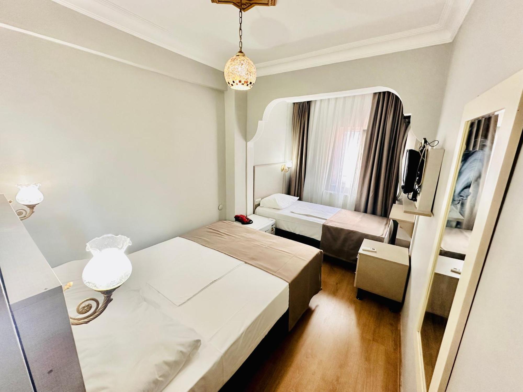 Crowned Exclusive Hotel 2*
