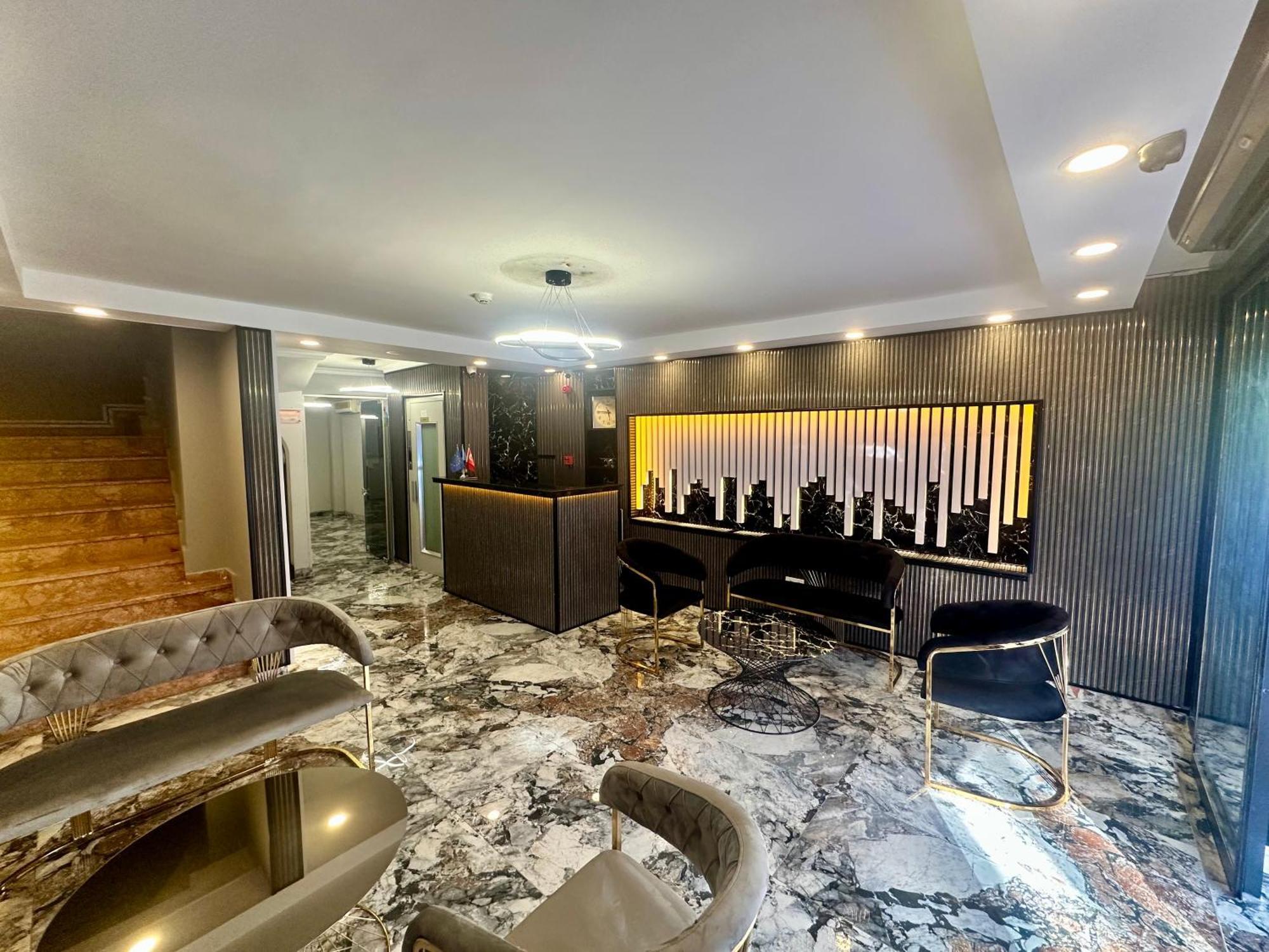Crowned Exclusive Hotel 2*