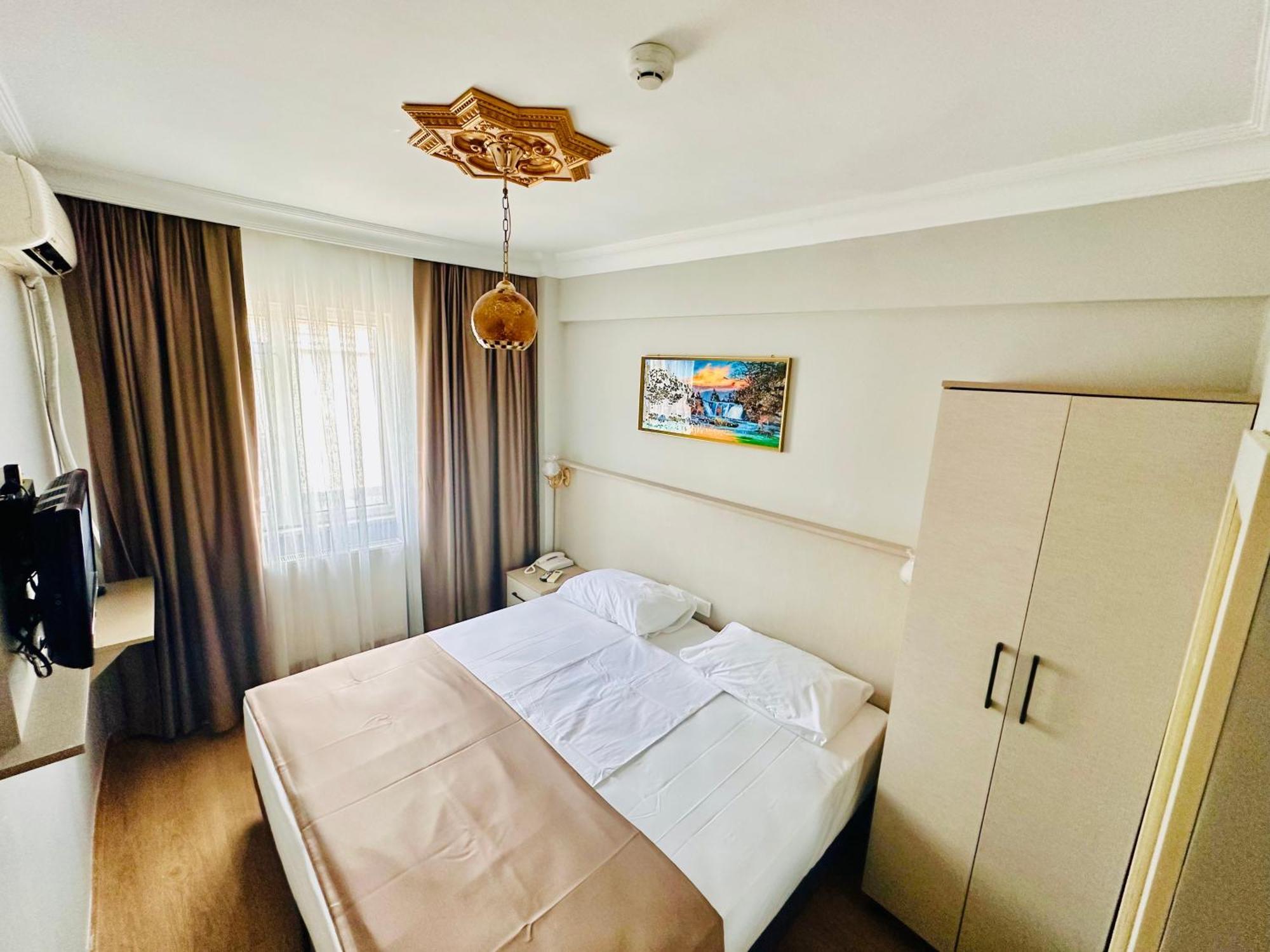 Crowned Exclusive Hotel 2*