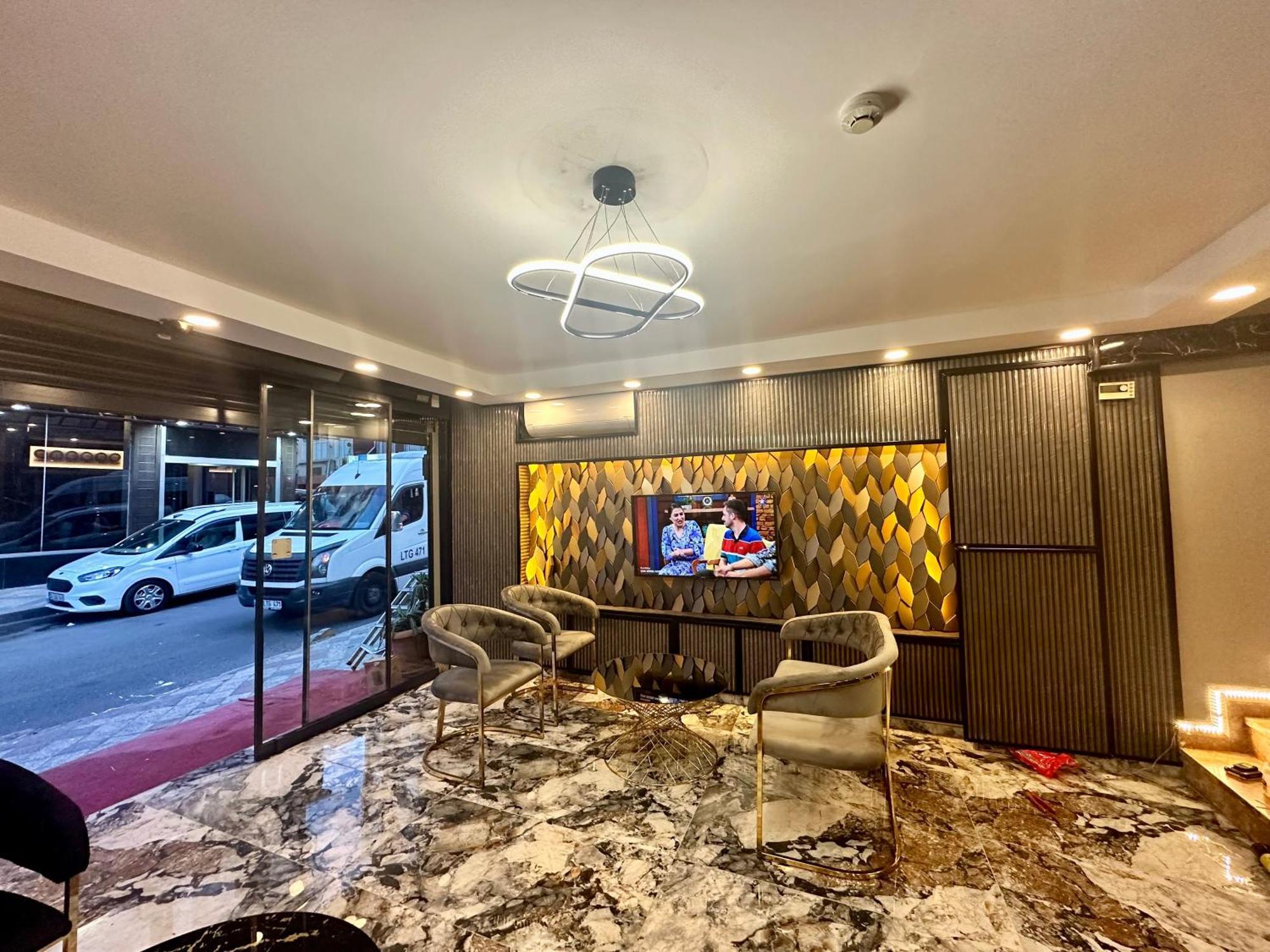 Otel Crowned Exclusive