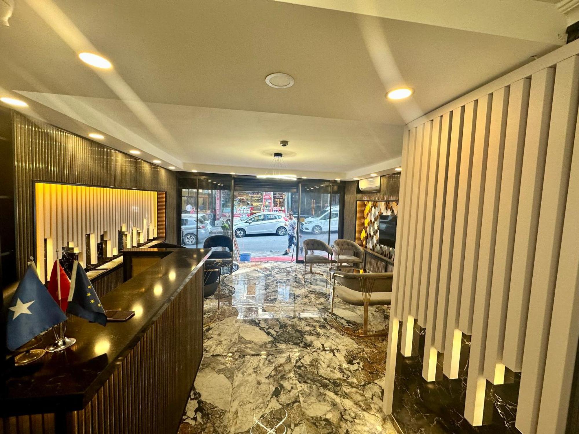 Crowned Exclusive Hotel 2*