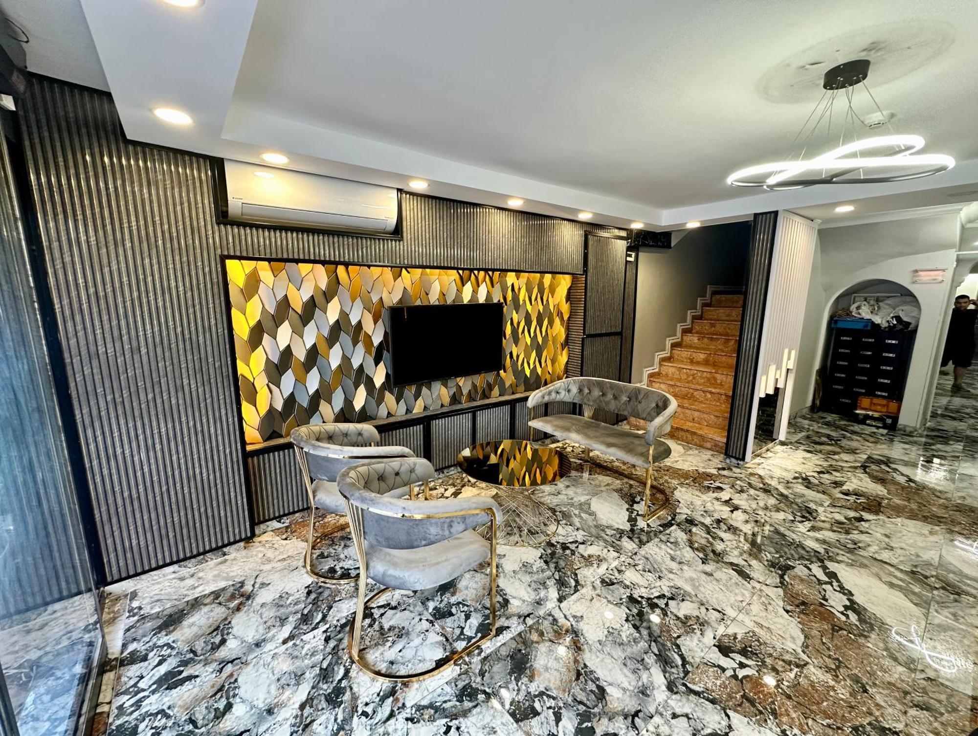 Hotel Crowned Exclusive